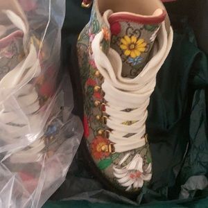 Size 5 women’s NWT Gucci flora boots